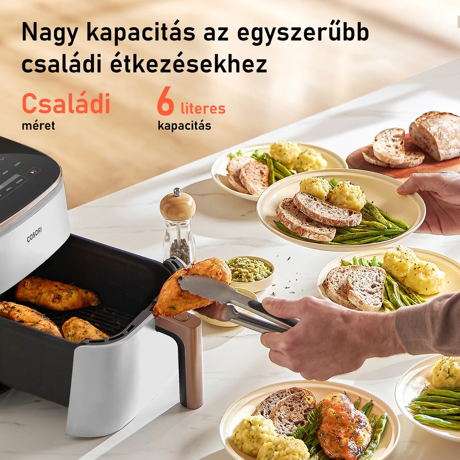 Egy forrólevegős sütő, csirkével tálalva köretekkel. Ételekkel és kenyérrel teli tányérok egy asztalon. A szöveg azt mondja, 'családi méret'.
