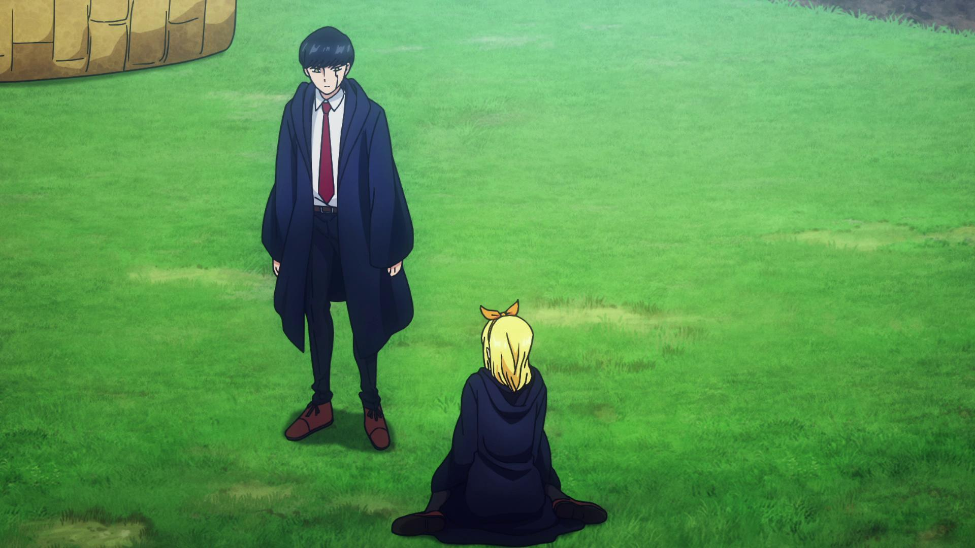 Zwei Anime-Charaktere auf Gras. Einer steht in einem dunklen Mantel, der andere sitzt mit einer gelben Schleife im Haar.