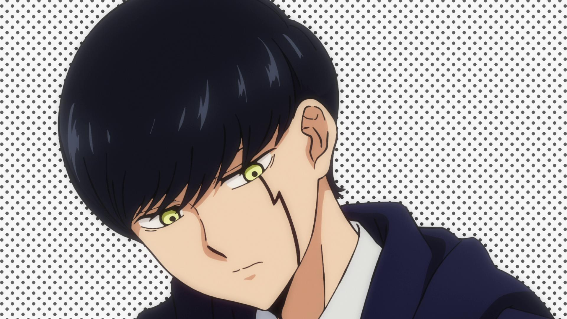 Anime-Figur mit schwarzen Haaren, gelben Augen und einem Gesichtsmerkmal. Trägt einen dunkelblauen Anzug. Der Hintergrund ist weiß mit grauen Punkten.