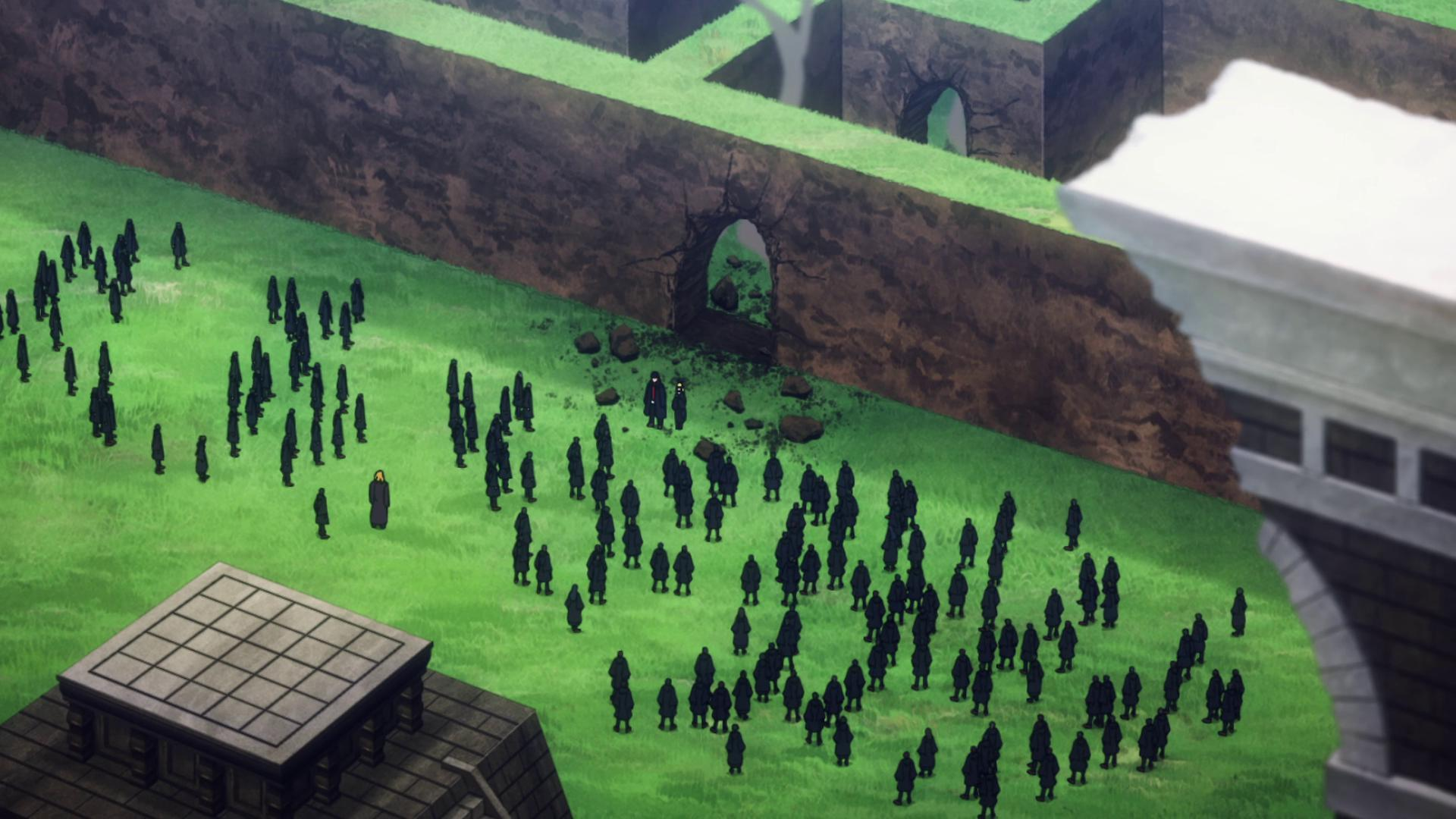 Viele schwarz verhüllte Figuren auf grünem Gras. Steinmauern mit Torbögen bilden den Hintergrund. Gebäude rechts und Struktur unten.