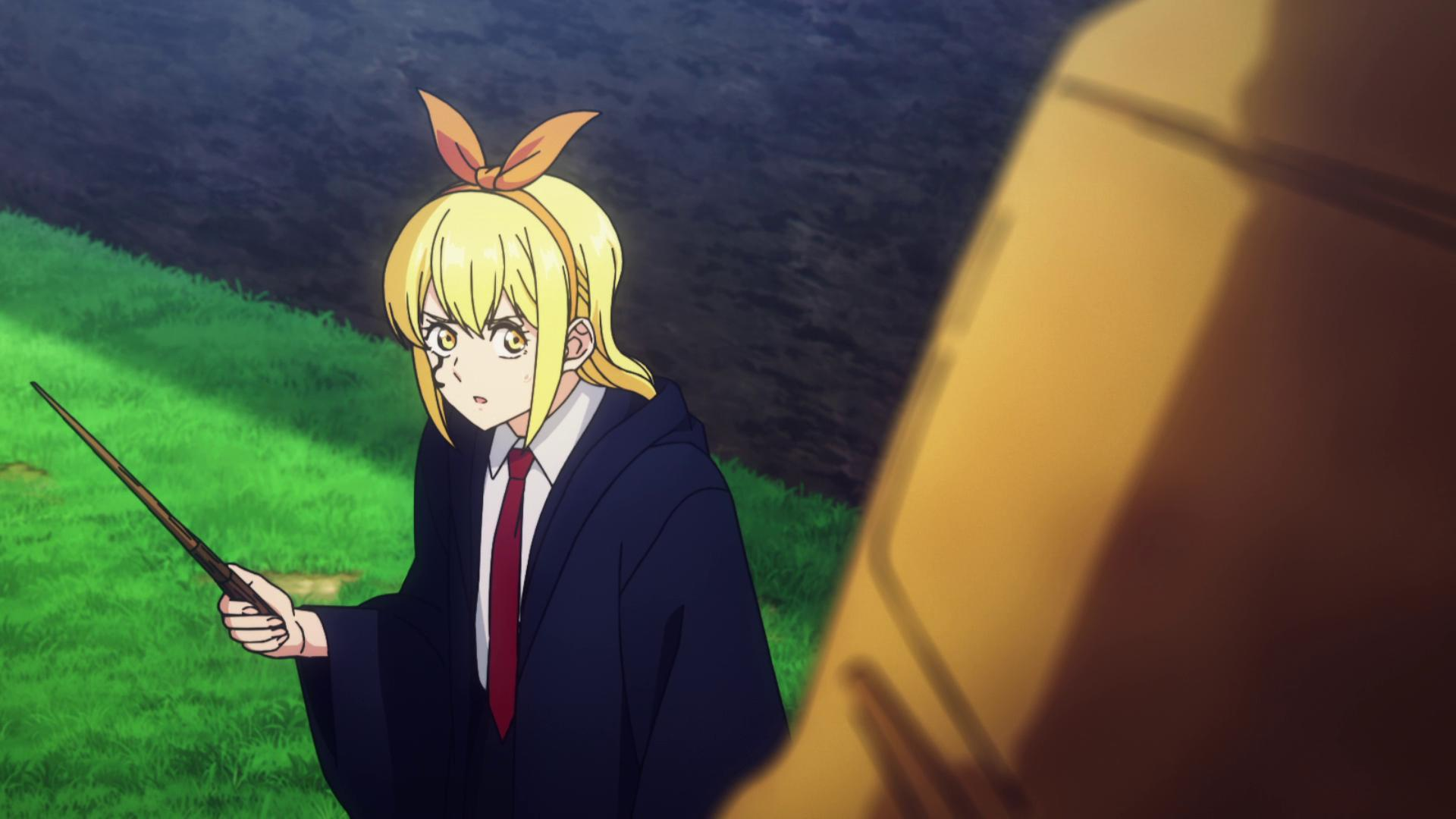 Anime-Mädchen mit blonden Haaren und Zauberstab, trägt dunkelblaue Uniform, rote Krawatte. Grünes Gras und dunkler Hintergrund.