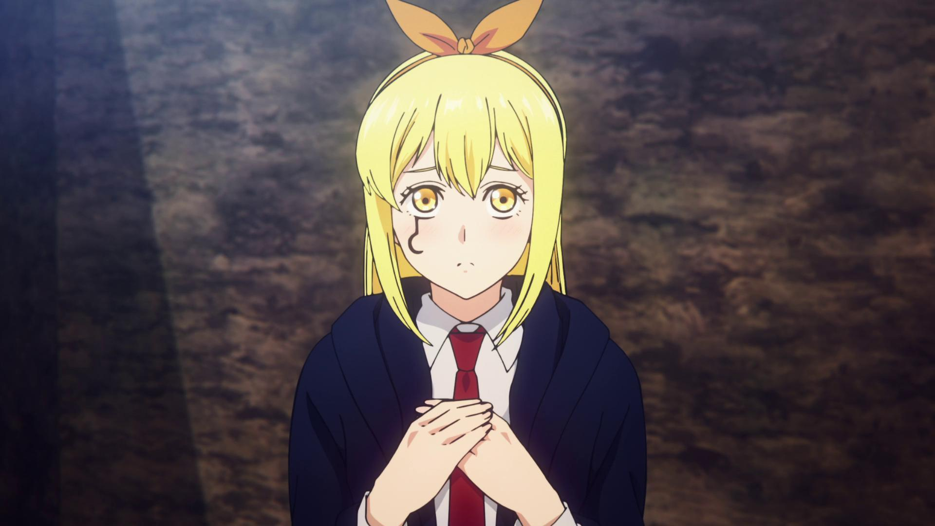 Anime-Mädchen mit blonden Haaren, roter Krawatte und dunkelblauem Blazer. Ein Fragezeichen ist auf ihrem Gesicht gezeichnet.