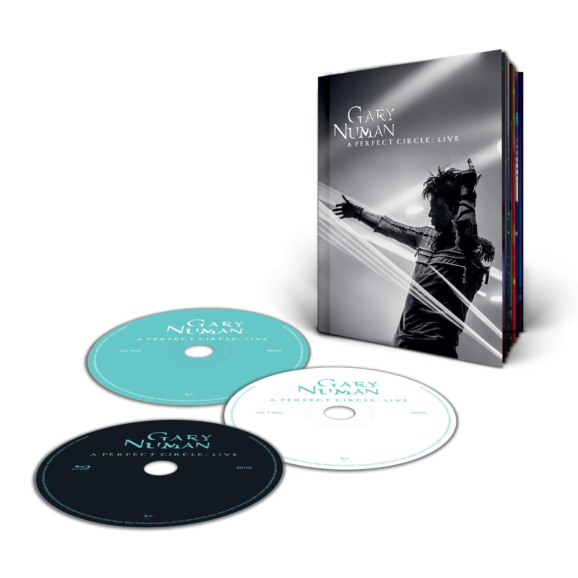 Albumcover mit Gary Numan auf der Bühne, drei CDs und einer Blu-ray. Das Cover zeigt Numan während eines Auftritts.