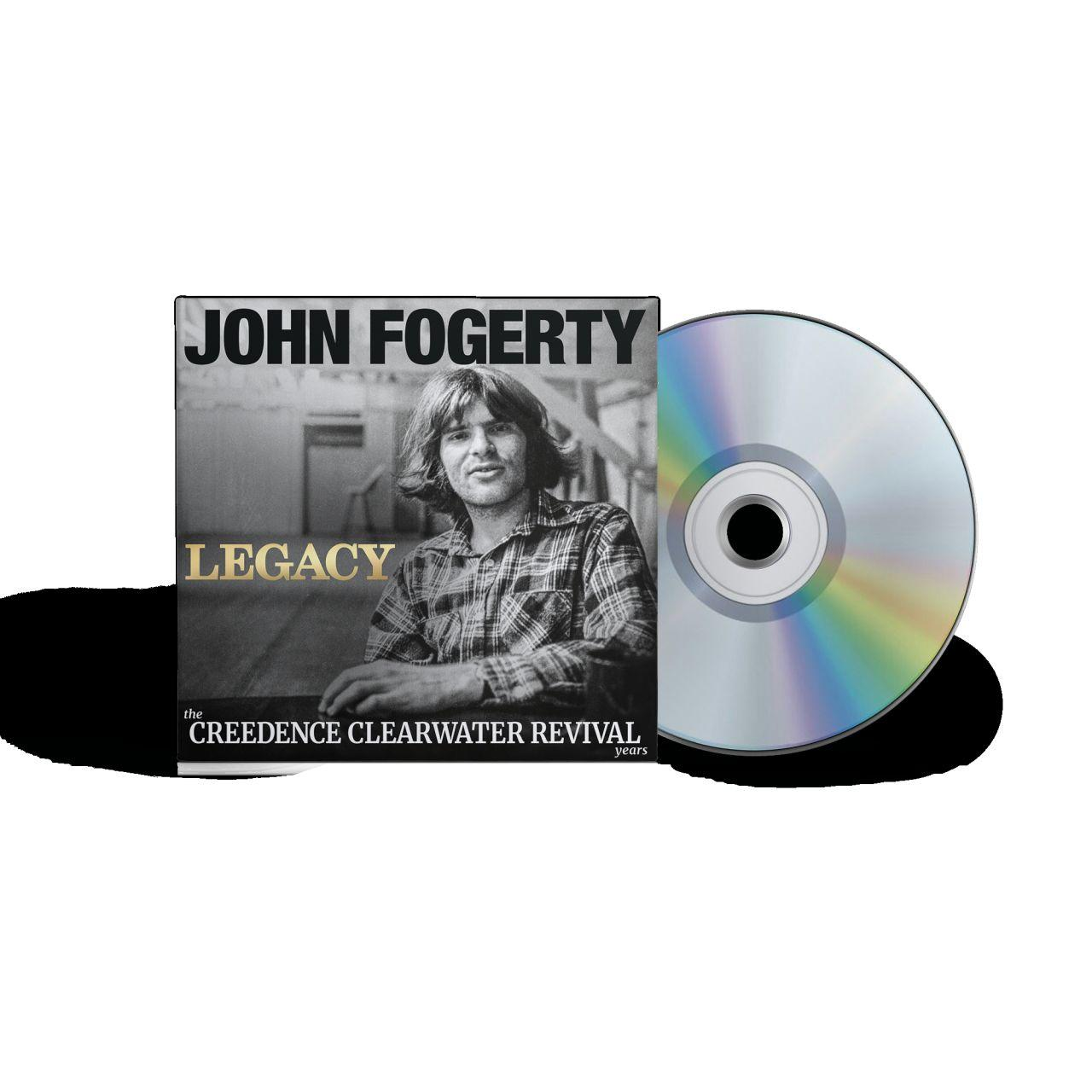 CD mit Albumcover von John Fogertys 'Legacy'. Das Cover zeigt ein Schwarz-Weiß-Foto von Fogerty und die CD.