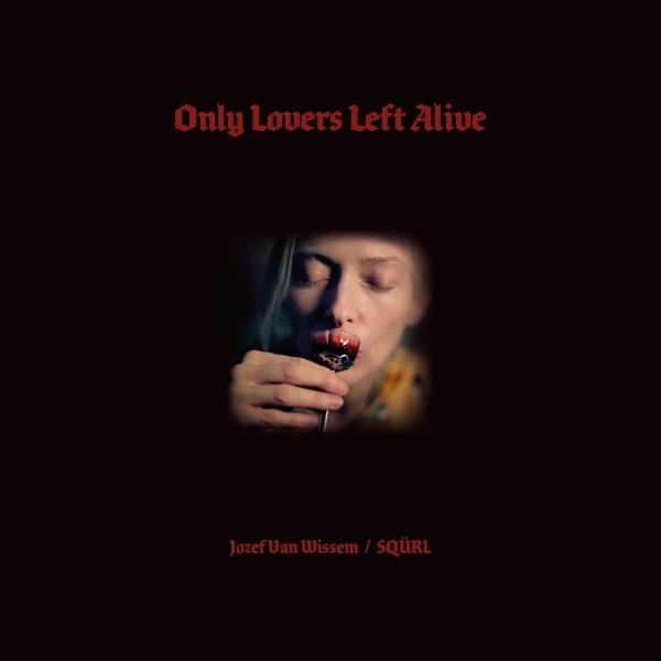 Frau mit geschlossenen Augen, hält ein dunkelrotes Objekt an ihre Lippen. Text: "Only Lovers Left Alive".