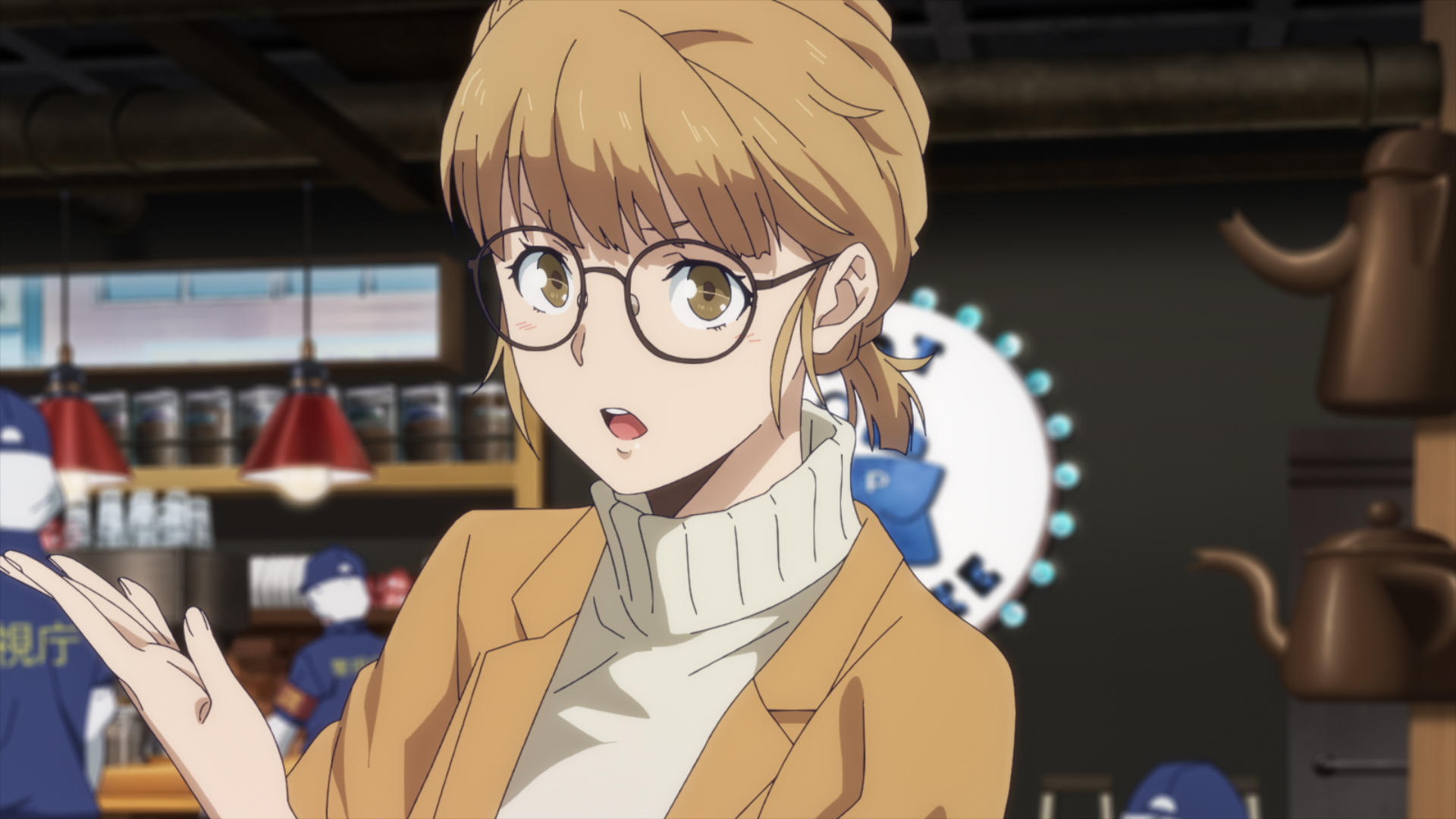 Anime-Frau mit Brille, beigem Blazer, weißem Rollkragen und offenem Mund. Hintergrund: Café und blaue Polizeiuniformen.