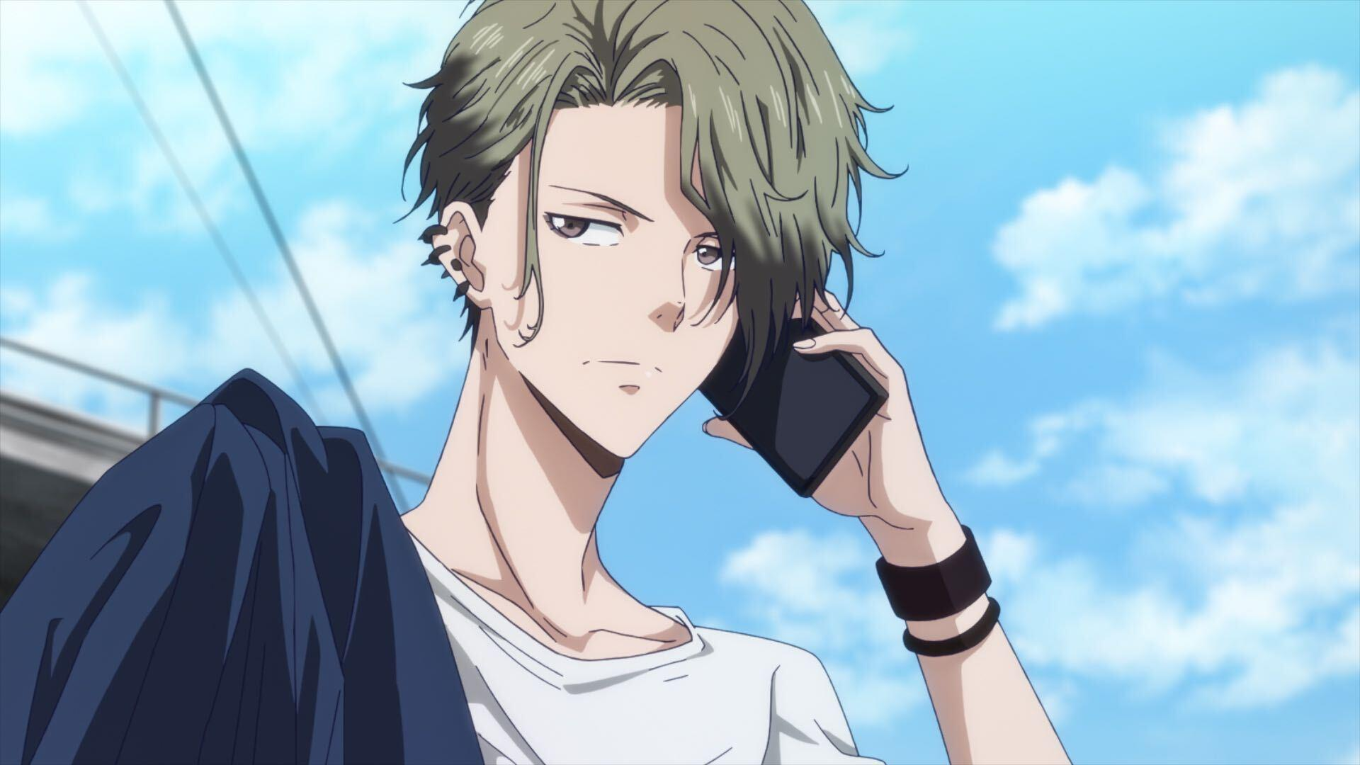 Anime-Mann mit grünen Haaren, der mit einem schwarzen Telefon spricht. Er trägt ein weißes Hemd und eine dunkelblaue Jacke. Blauer Himmel im Hintergrund.