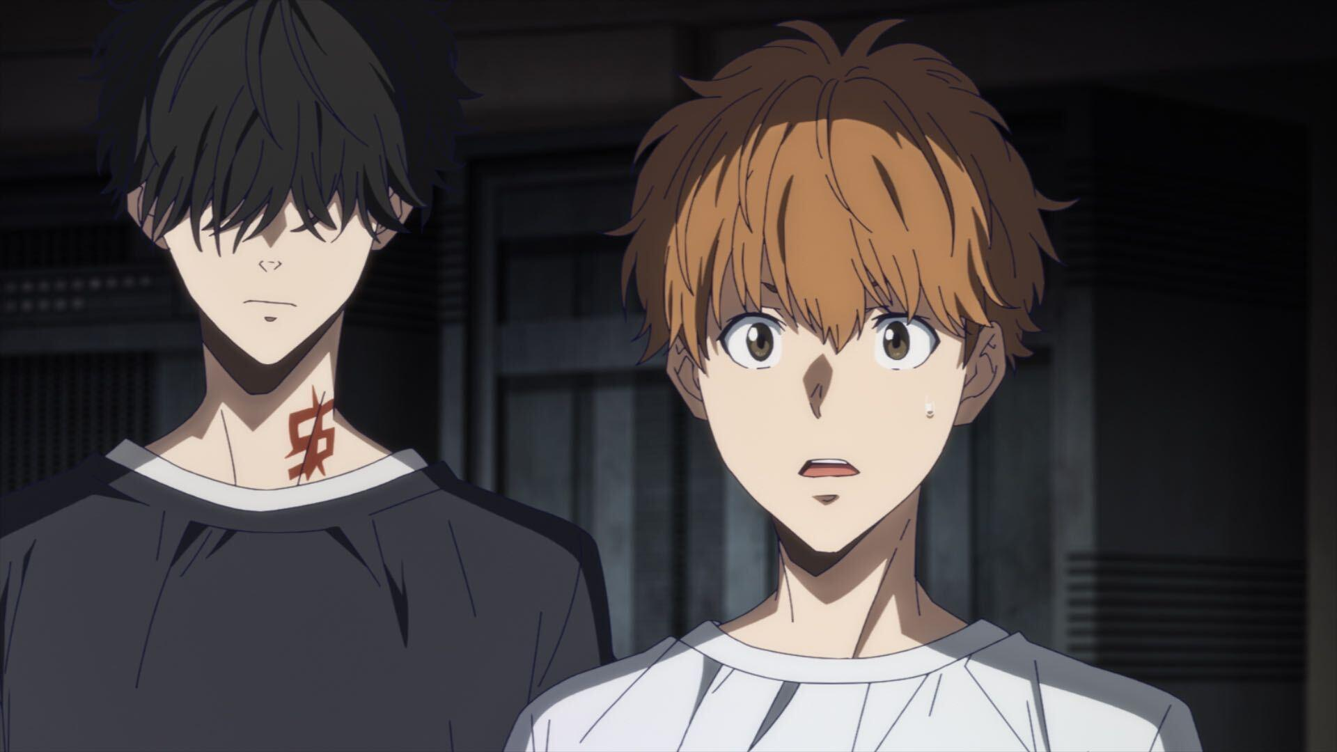 Zwei Anime-Männer. Einer hat schwarzes Haar und ein Halstattoo, der andere braunes Haar und einen überraschten Blick. Dunkler Hintergrund.
