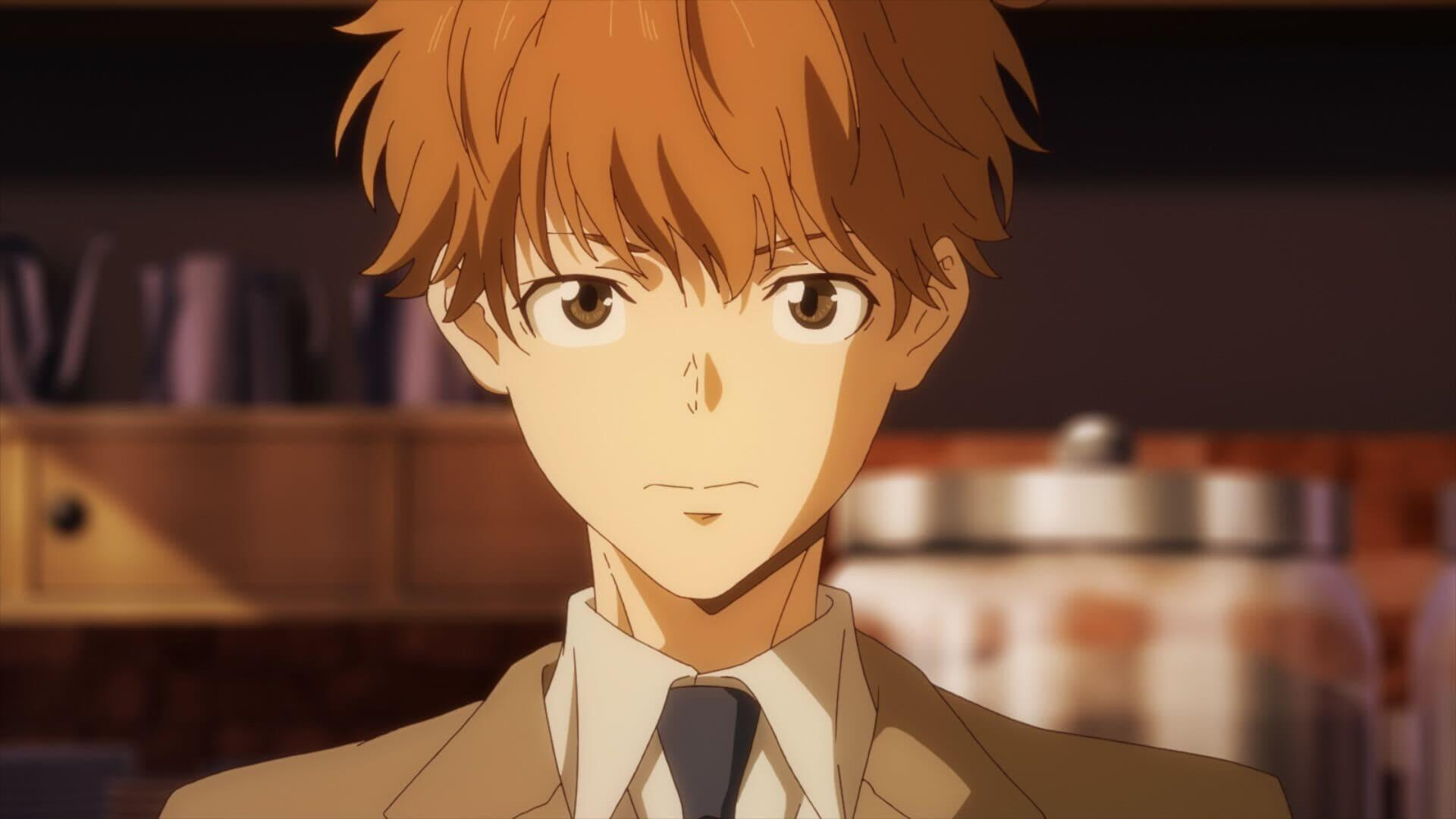 Anime-Figur mit braunen Haaren und Augen, trägt einen Anzug, in warmer Beleuchtung. Hintergrund: verschwommene Objekte.