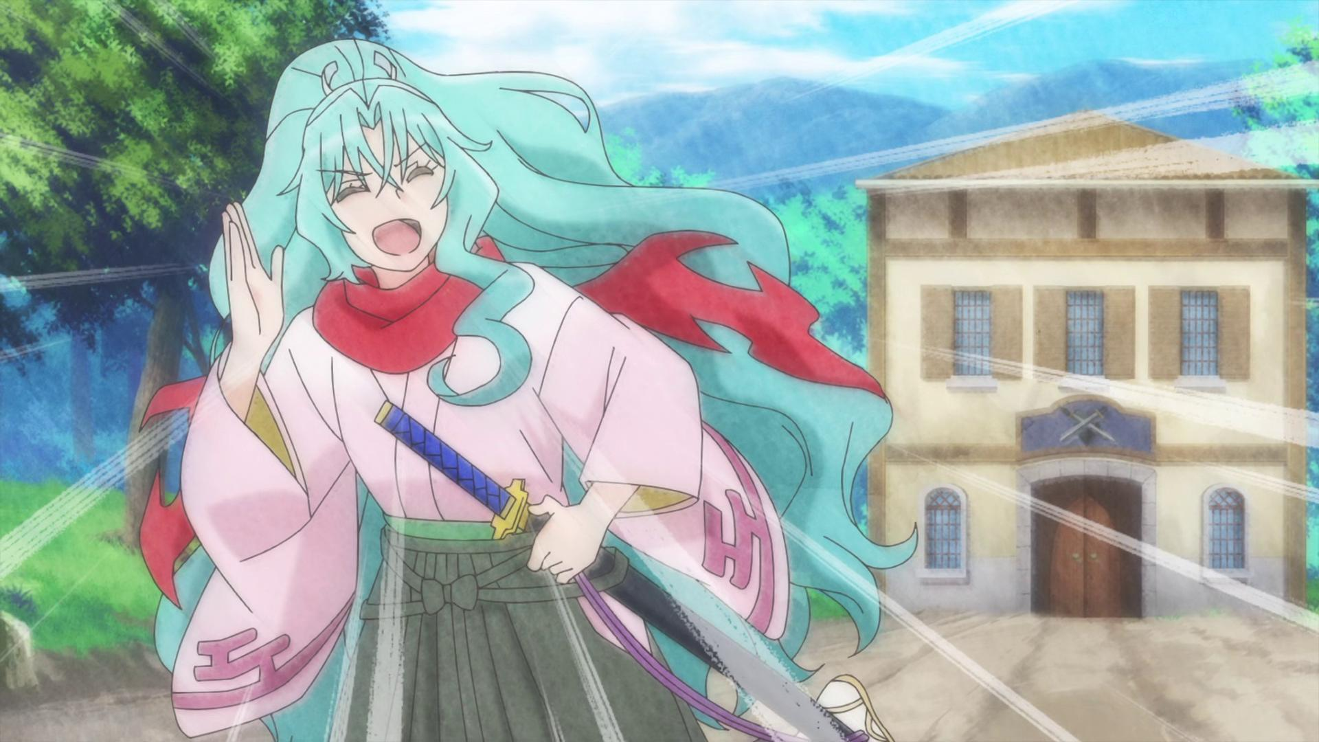Anime-Figur mit blauen Haaren und Schwert lächelt. Trägt rosa Outfit, roten Schal und steht vor einem Gebäude.