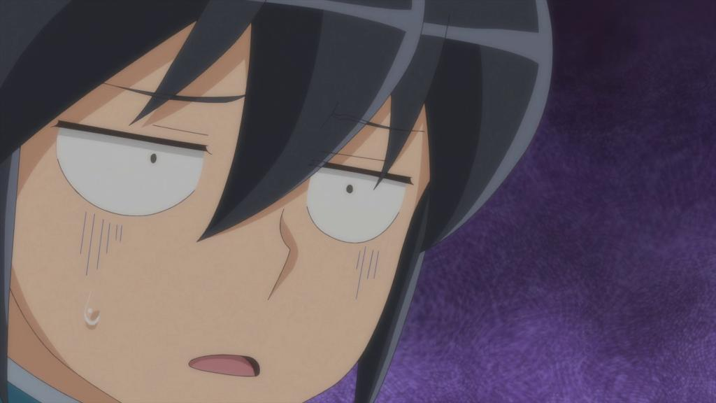 Anime-Figur mit schwarzen Haaren und weit aufgerissenen, überraschten Augen. Der Hintergrund ist eine violette strukturierte Wand.
