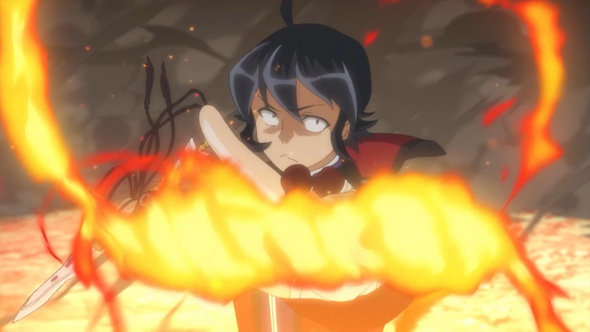 Anime-Figur mit dunklen Haaren, rotem Mantel und Schwert, umgeben von Flammen. Der Hintergrund ist verschwommen, was auf eine Kampfszene hindeutet.