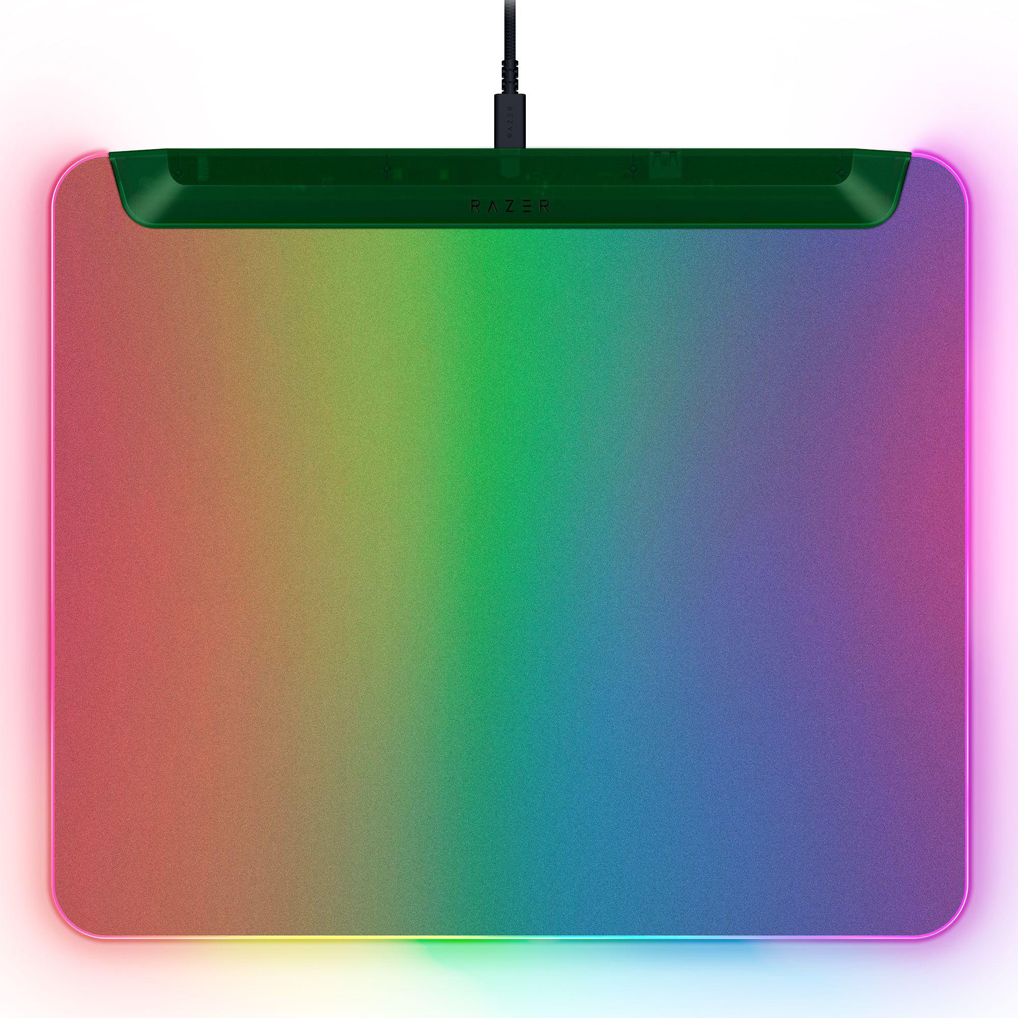 Ein Razer-Mauspad mit regenbogenfarbener Oberfläche. Es hat einen grünen oberen Bereich mit dem Razer-Logo und einen rosa Rand.
