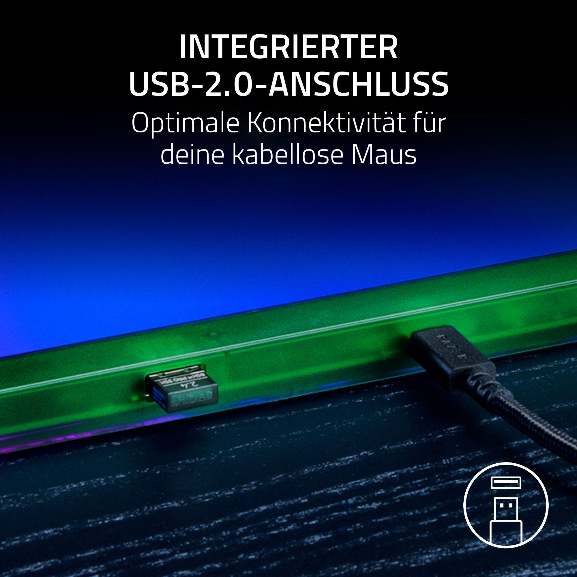USB-2.0-Anschluss und Text zur kabellosen Maus. Grün beleuchtete Kante, schwarzes USB-Kabel, auf dunkler Oberfläche.