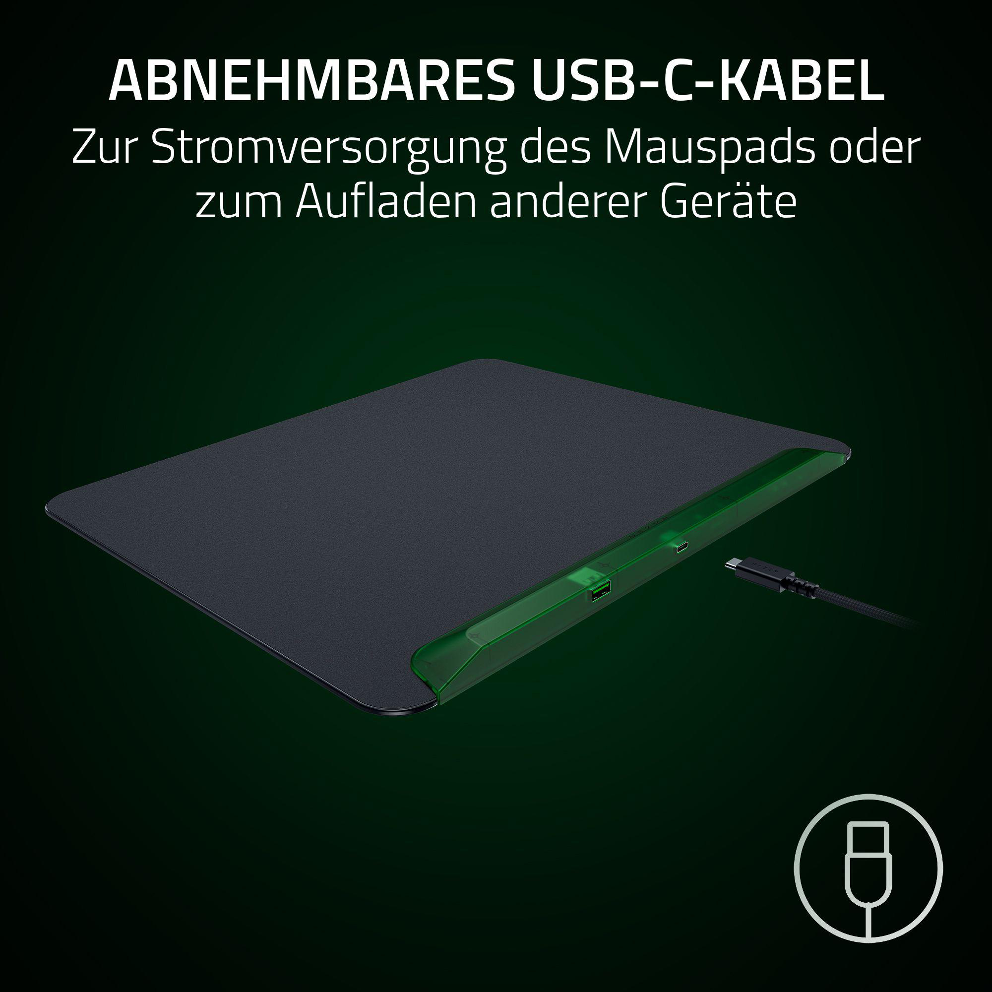Schwarzes Mauspad mit grünen Akzenten, ein USB-C-Kabel angeschlossen. Text oben: abnehmbares USB-C-Kabel.