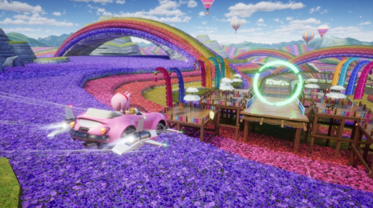 Ein pinkfarbenes Auto mit einem Charakter fliegt über eine blumenreiche Strecke. Regenbogenbögen und Heißluftballons sind im Hintergrund.
