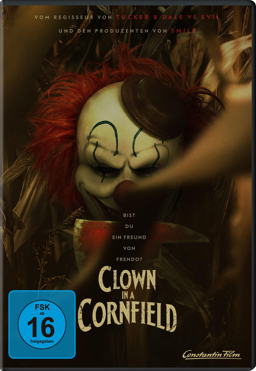 Filmcover. Ein Clown mit roten Haaren und Hut, der eine Axt hält, steht in einem Maisfeld. Der Titel lautet 'Clown in a Cornfield'.