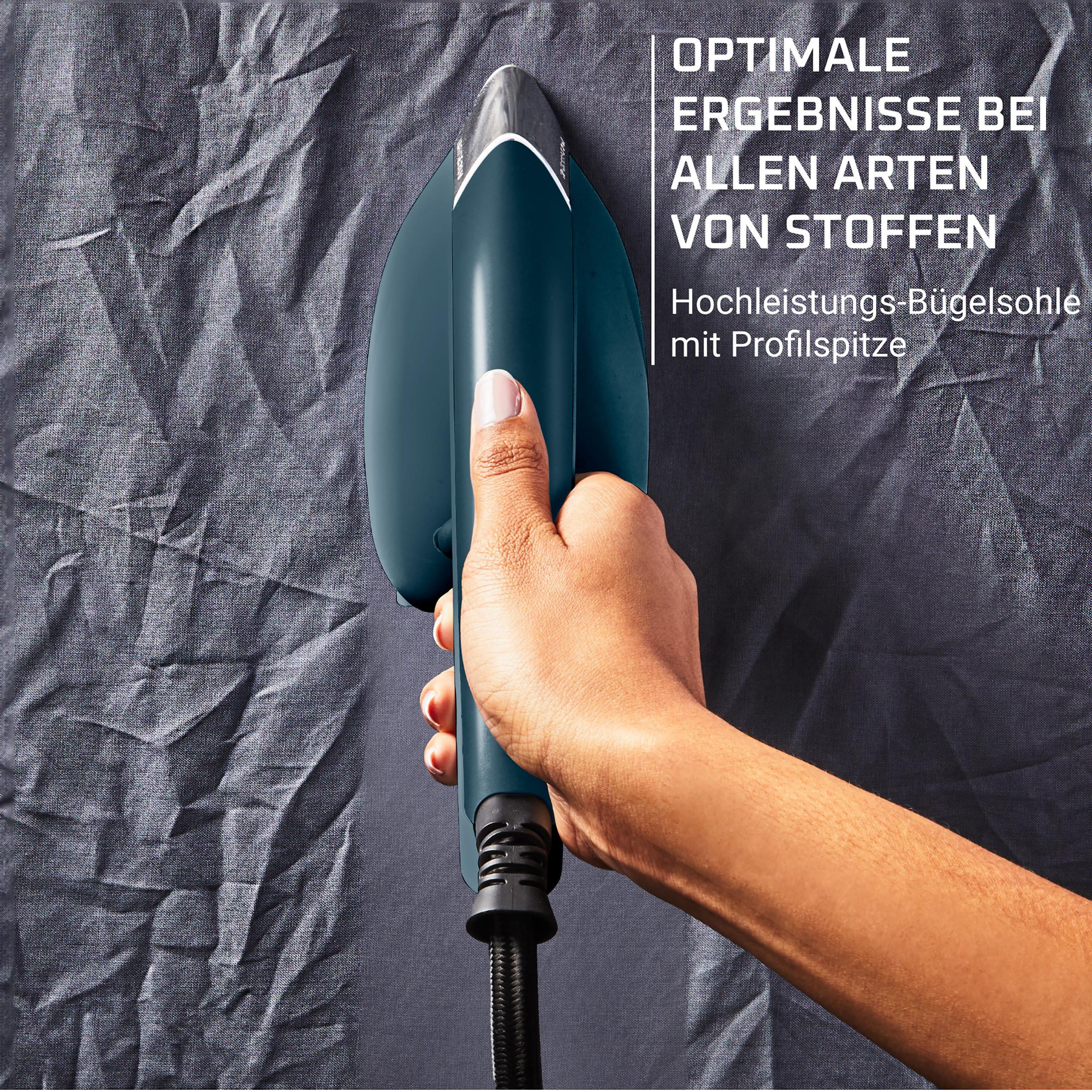 Eine Hand hält ein teal Bügeleisen über grauem Stoff. Text auf Deutsch: 'Optimale Ergebnisse auf allen Stoffen'.