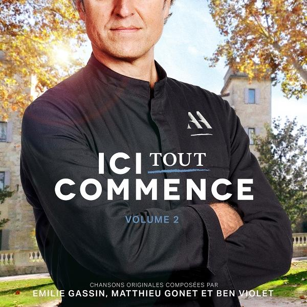 Homme bras croisés sur couverture. Texte : Ici Tout Commence, Volume 2. Fond : bâtiment et arbres.