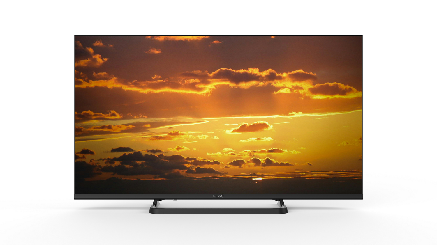 Televisor mostrando un atardecer. Cielo naranja y amarillo con nubes. Marco y soporte de TV negro, fondo blanco.