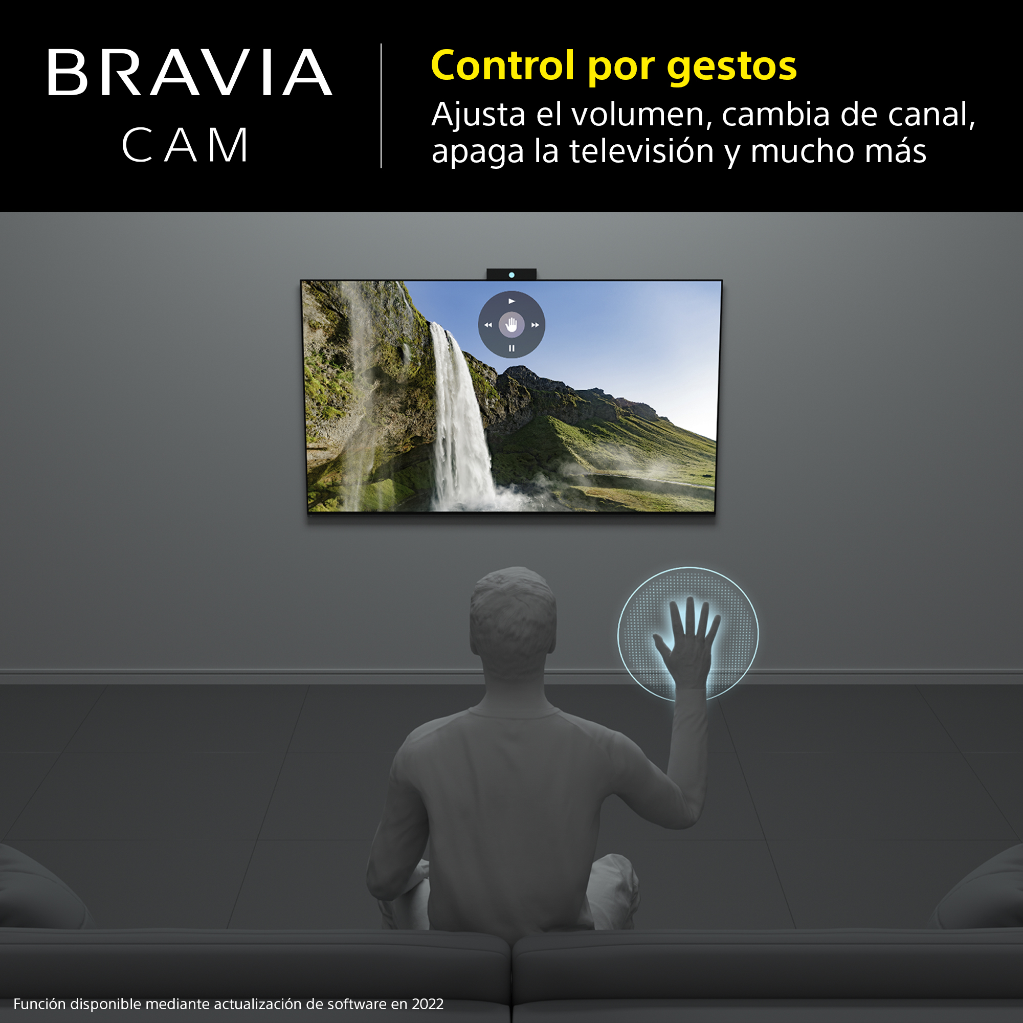 Una persona controla un televisor con gestos de la mano. El televisor muestra una escena de cascada. Logotipo 'BRAVIA CAM' visible.