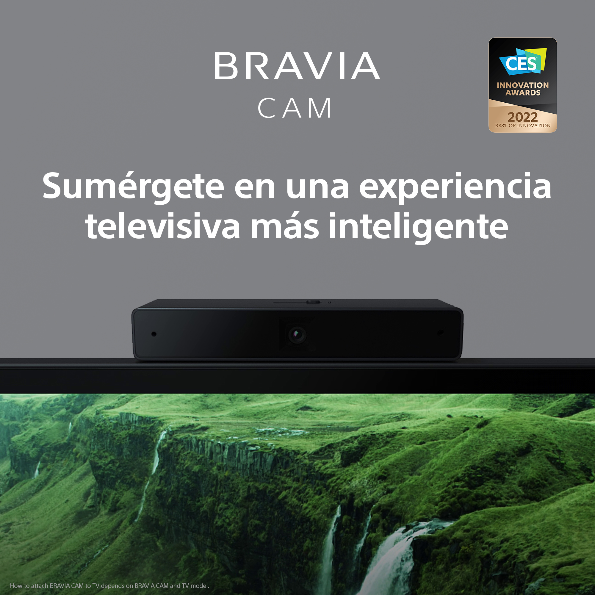 Cámara Bravia negra en TV, escena de cascada. Texto: Bravia Cam, Premio Innovación CES 2022.