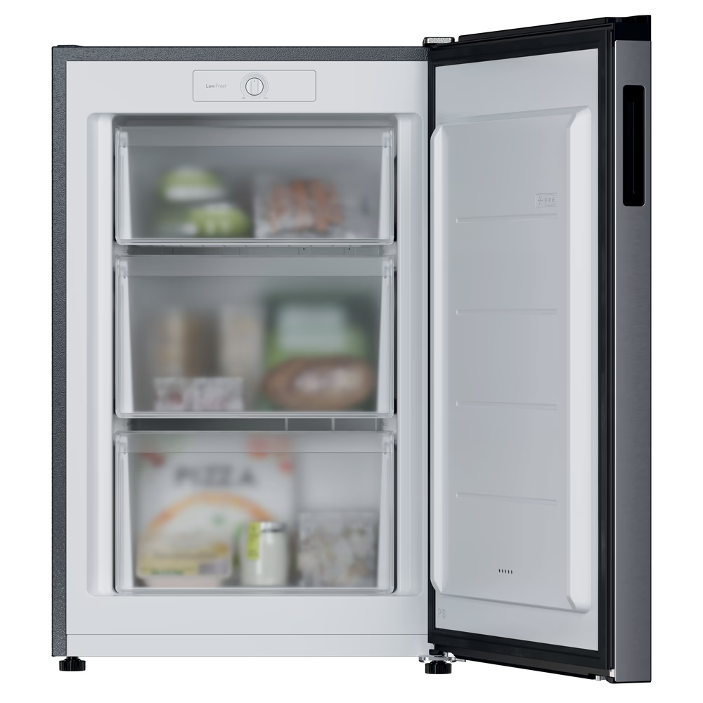 Egy nyitott fagyasztó, három fiókkal. Élelmiszerek láthatók benne. Az ajtó kissé nyitva van, látszik a belső tér.
