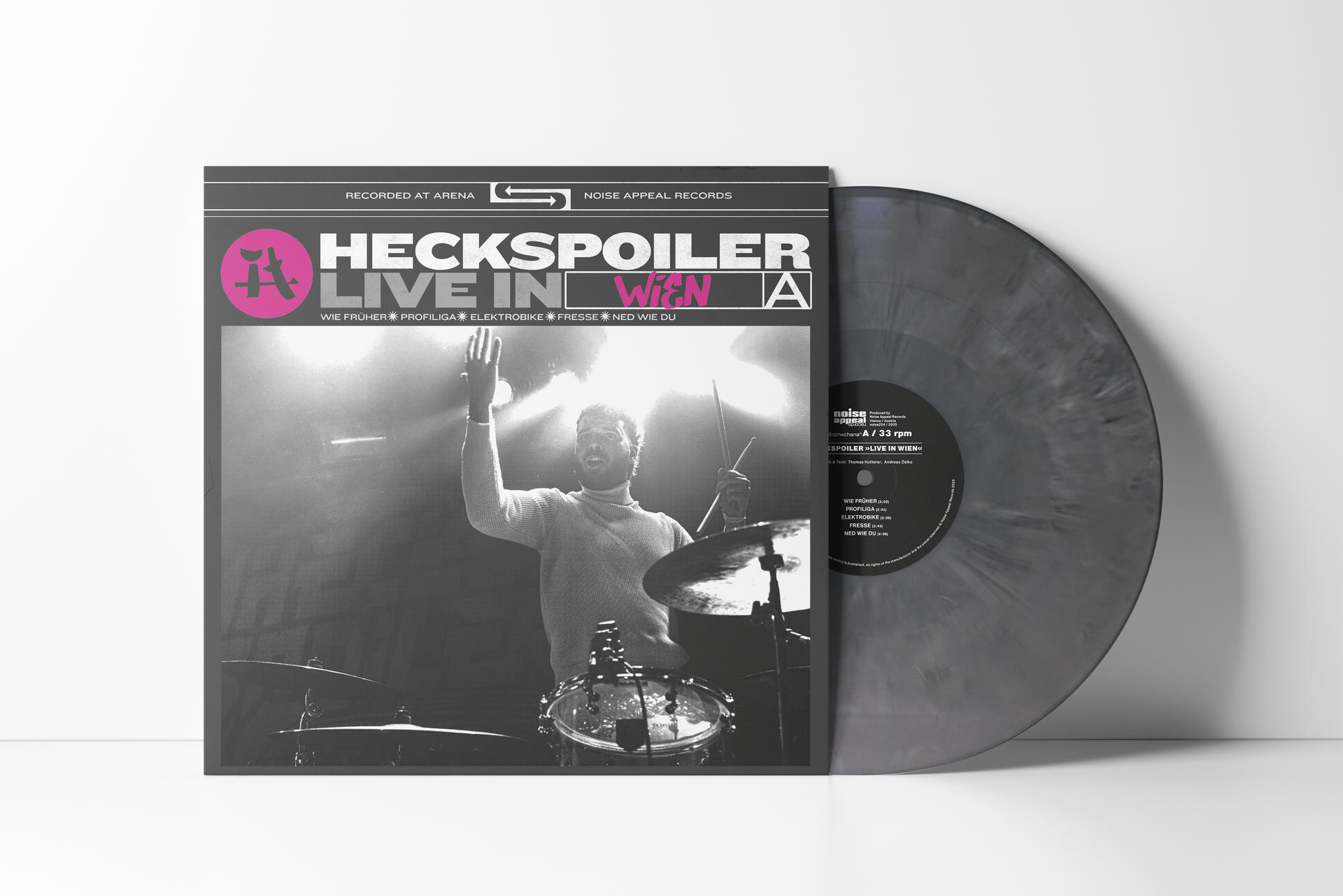 Albumcover mit Live-Konzertfoto. Titel, Künstlername und Veranstaltungsort sind sichtbar.