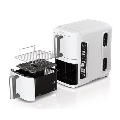 Biała frytownica Ninja z czarnym koszem i rusztami, srebrny uchwyt. Wyświetlacz cyfrowy pokazuje ustawienia. Izolowane na białym.