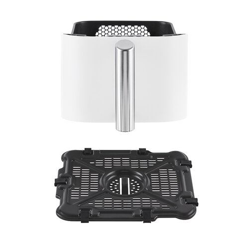 Biała frytkownica powietrzna z czarną górą i tacką. Srebrny uchwyt. Czarna tacka ma otwory i znajduje się pod frytkownicą.