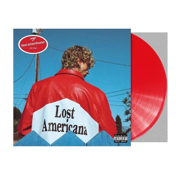 Mann in roter Jacke mit Album "Lost Americana". Rote Schallplatte rechts. Blauer Himmel im Hintergrund.