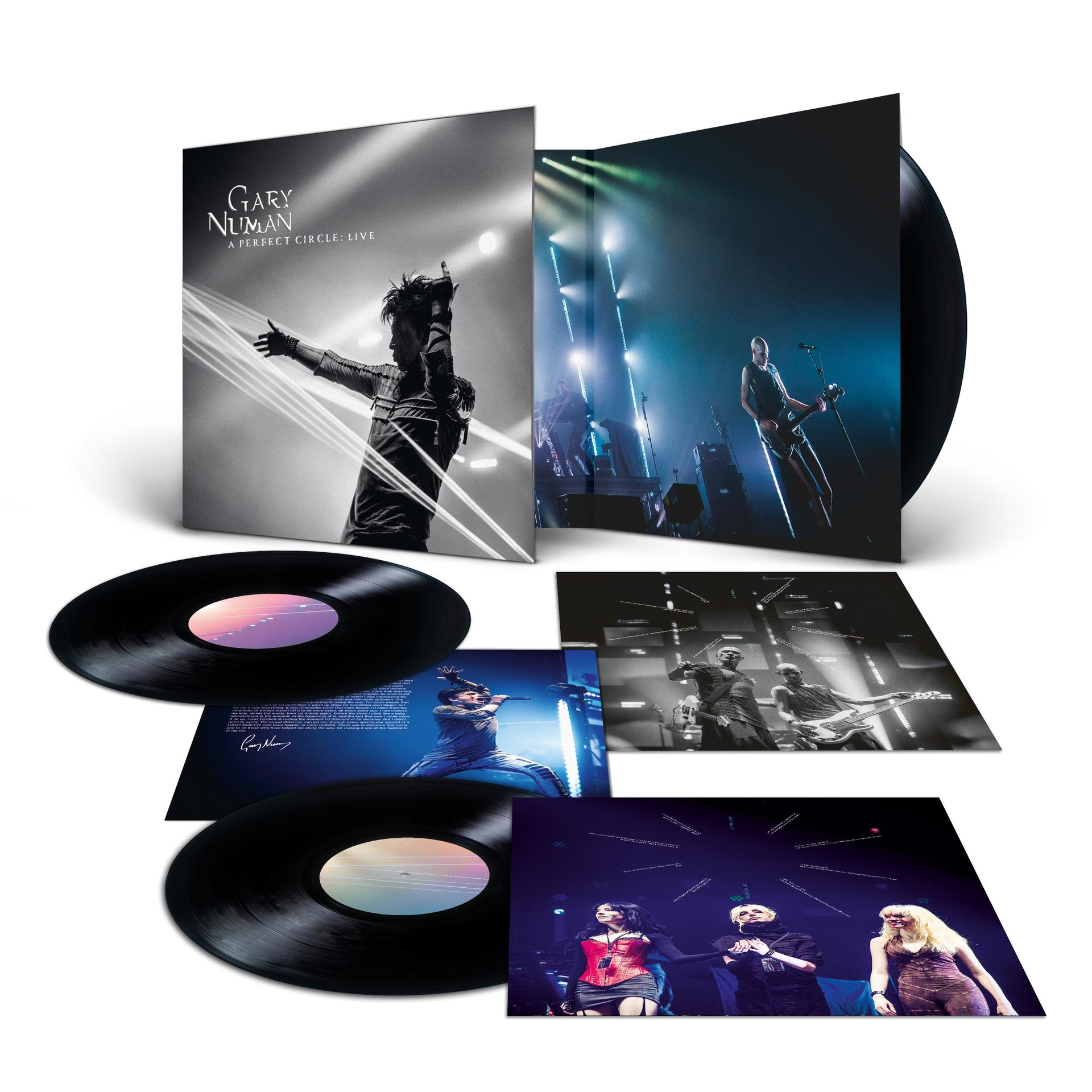 Gary Numan Albumcover und Schallplatten. Bilder von Live-Auftritten sind enthalten. Schwarz-Weiß- und Farbfotos sind vorhanden.