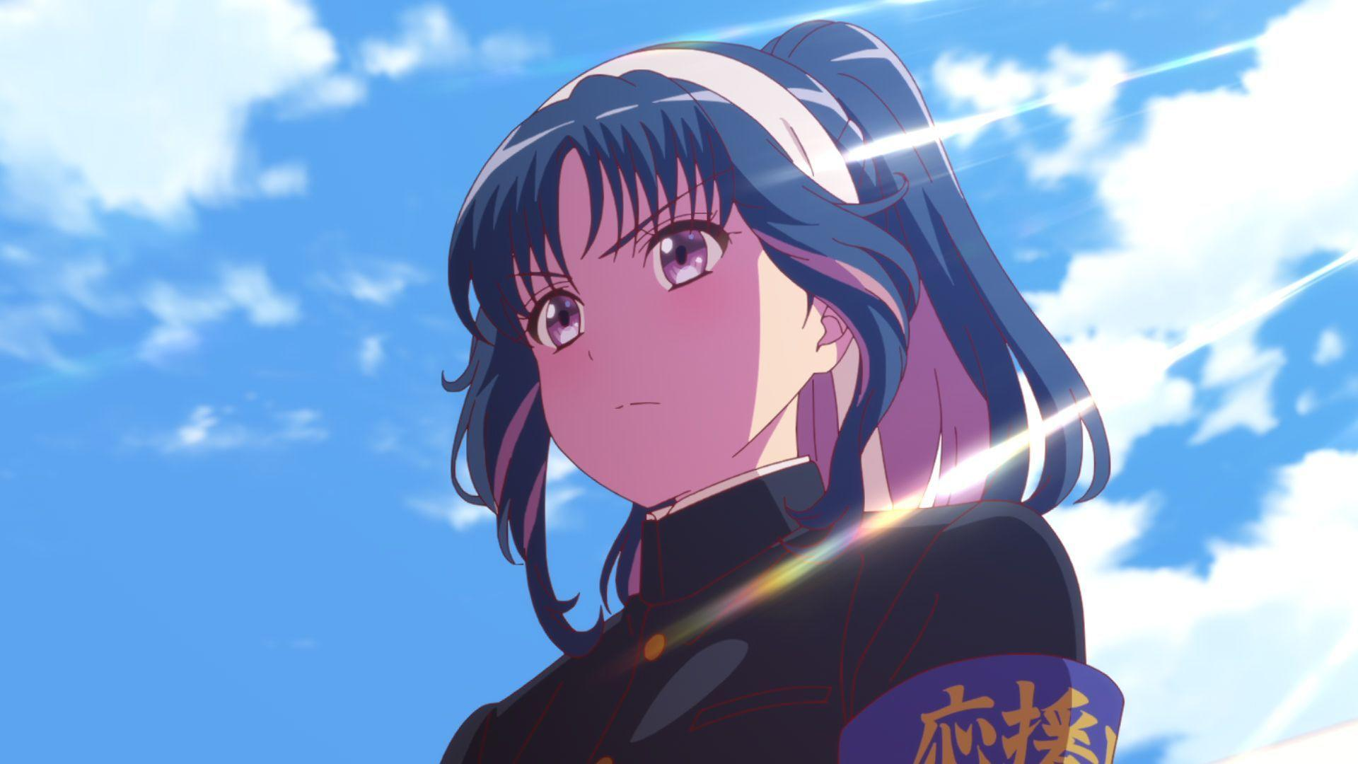 Anime-Mädchen mit blauen Haaren, weißem Haarband und Schuluniform vor blauem Himmel mit Wolken. Sie wirkt konzentriert.