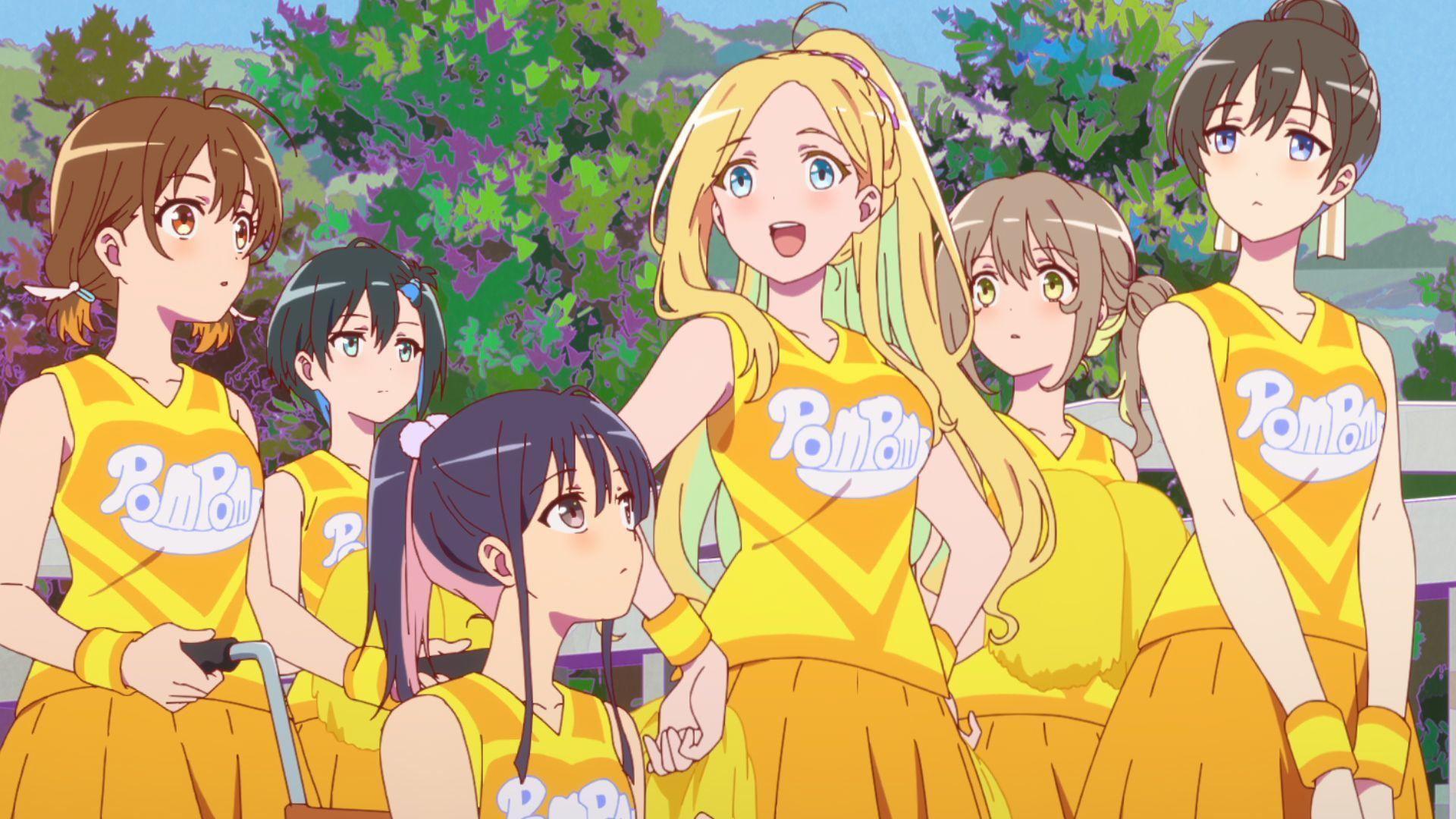 Anime-Mädchen in gelben Cheerleader-Uniformen. Blondes Mädchen sticht hervor, lächelt. Hintergrund zeigt Laub und blauen Himmel.
