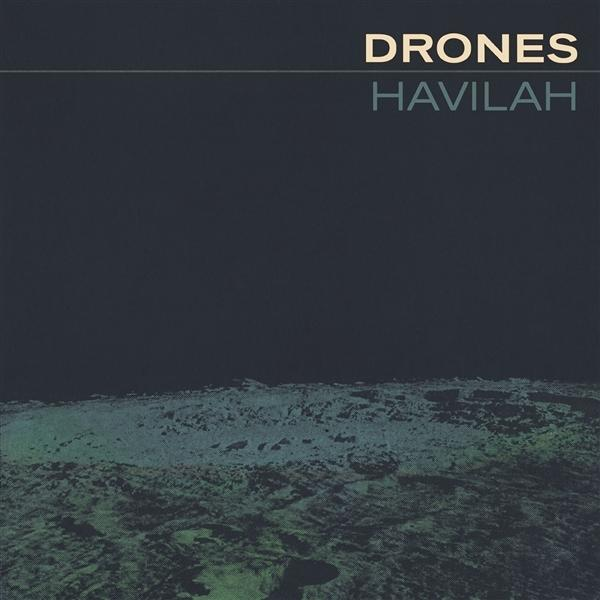 Albumcover: Schwarzer Hintergrund, Titel 'DRONES HAVILAH'. Unten ein strukturiertes, grün-blaues, landähnliches Design.