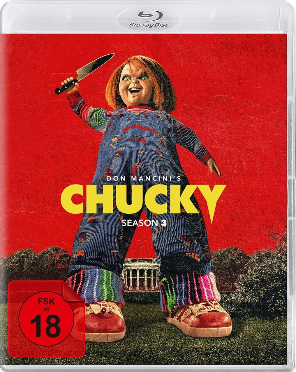 Chucky-Puppe mit Messer, auf Blu-ray-Cover. Roter Hintergrund, Text 'Chucky Staffel 3'. Altersfreigabe 18. Weißes Haus im Hintergrund.