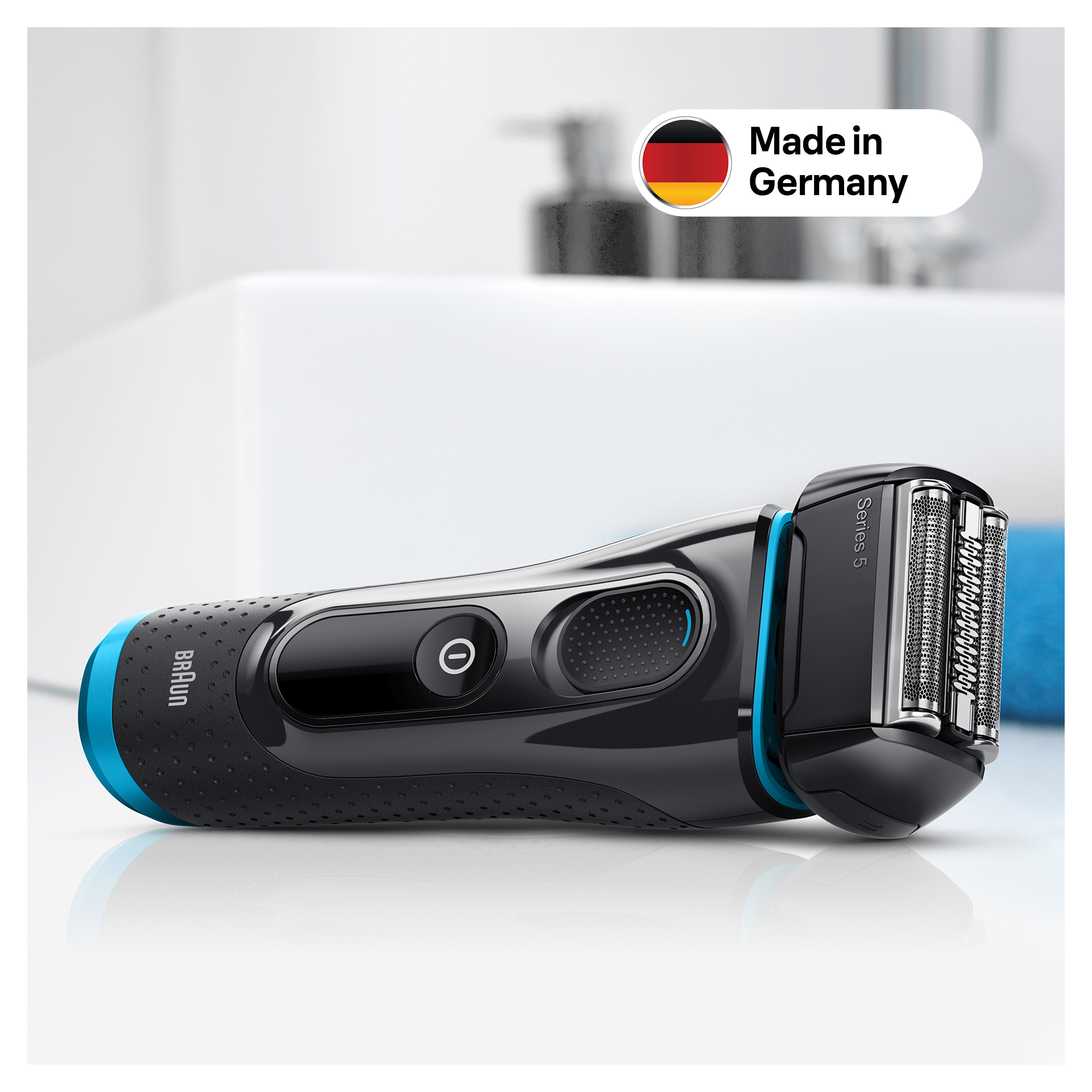 Rasoir Braun Series 5 noir et bleu sur surface blanche, avec logo drapeau allemand.