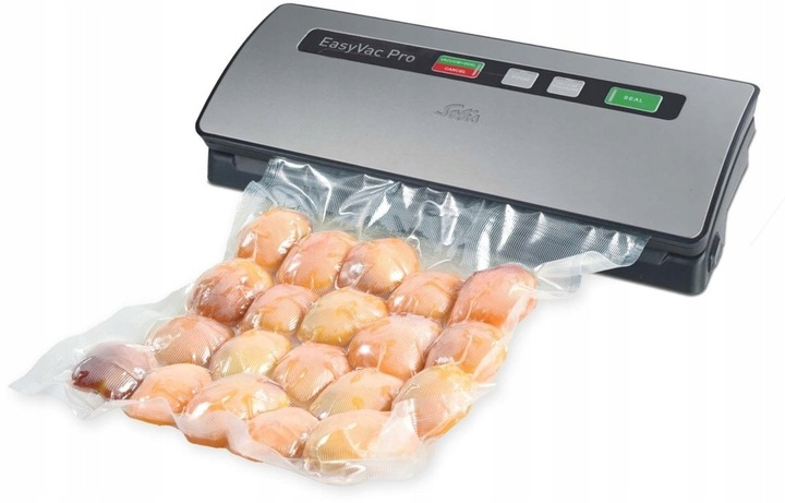 Srebrna zgrzewarka próżniowa z opakowaniem kawałków kurczaka w przezroczystej plastikowej torbie. Zgrzewarka jest oznaczona EasyVac Pro.