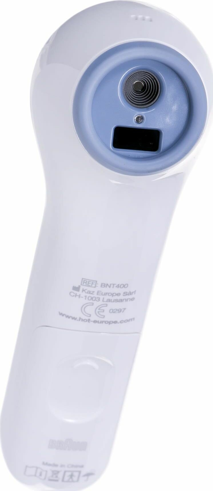 Biały termometr z niebieskim obszarem sensora. Widoczny wyświetlacz, soczewka i detale marki.