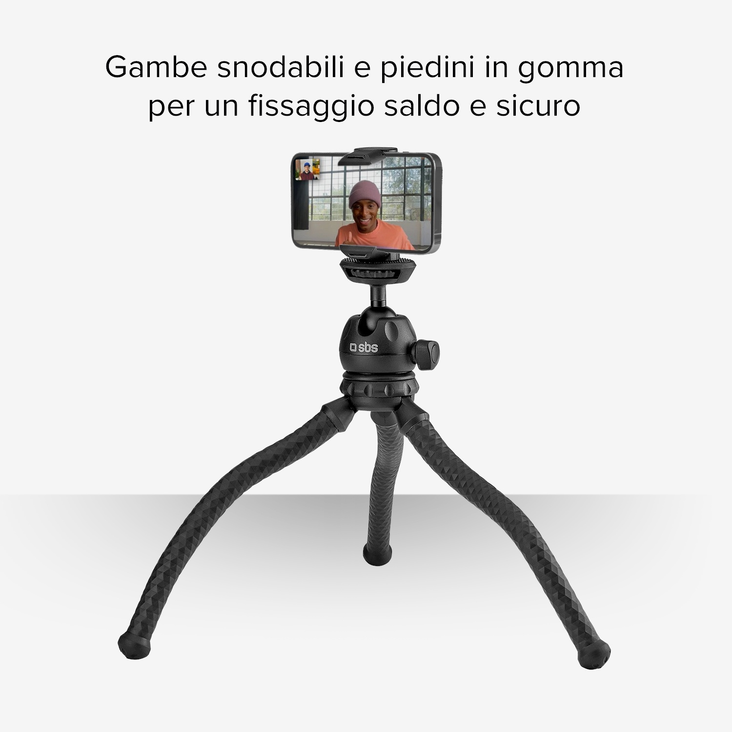 Treppiede nero con telefono che mostra una persona. Il treppiede ha gambe flessibili e piedini in gomma.