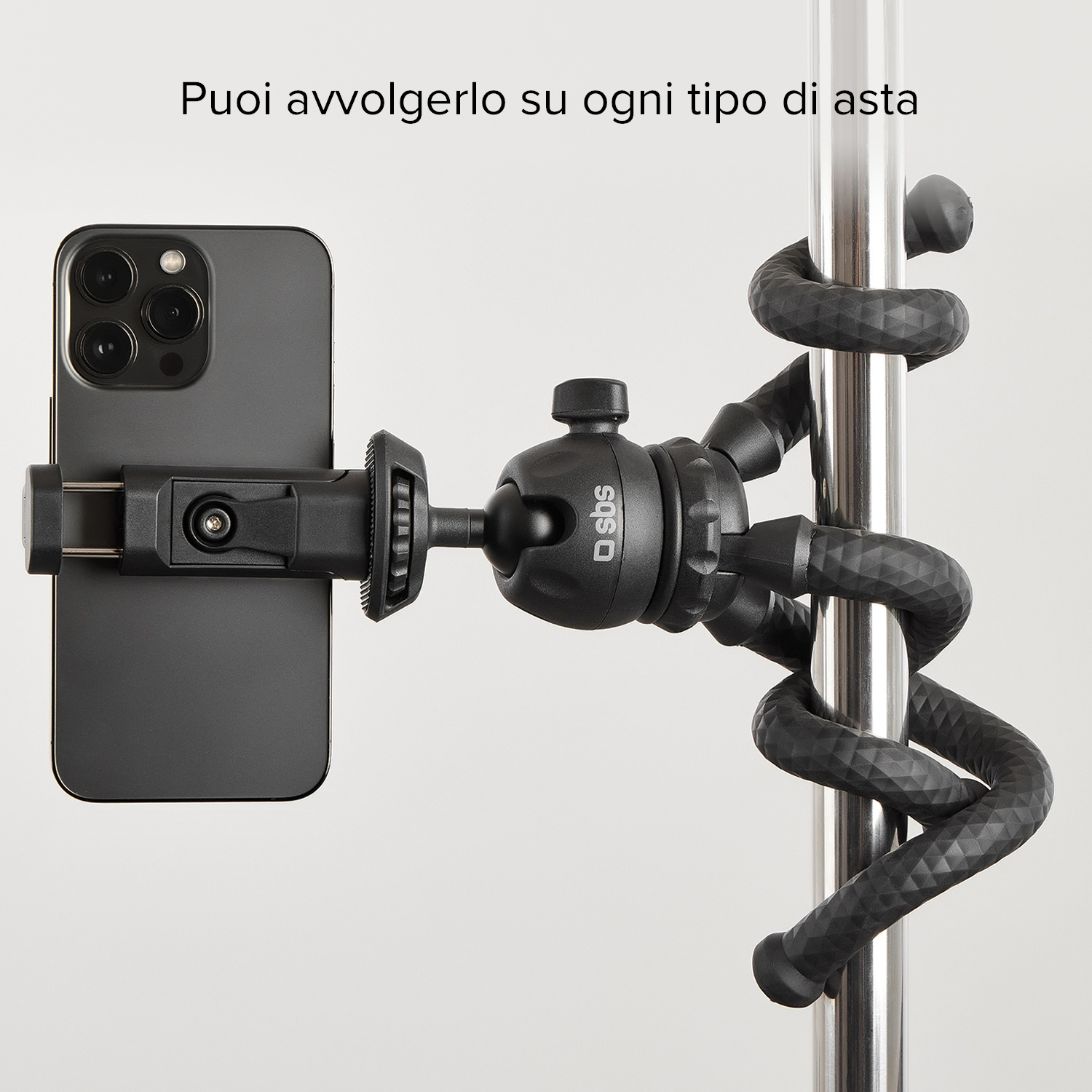 Telefono nero attaccato a un treppiede flessibile avvolto attorno a un palo argentato. Testo: "Puoi avvolgerlo su qualsiasi tipo di palo".