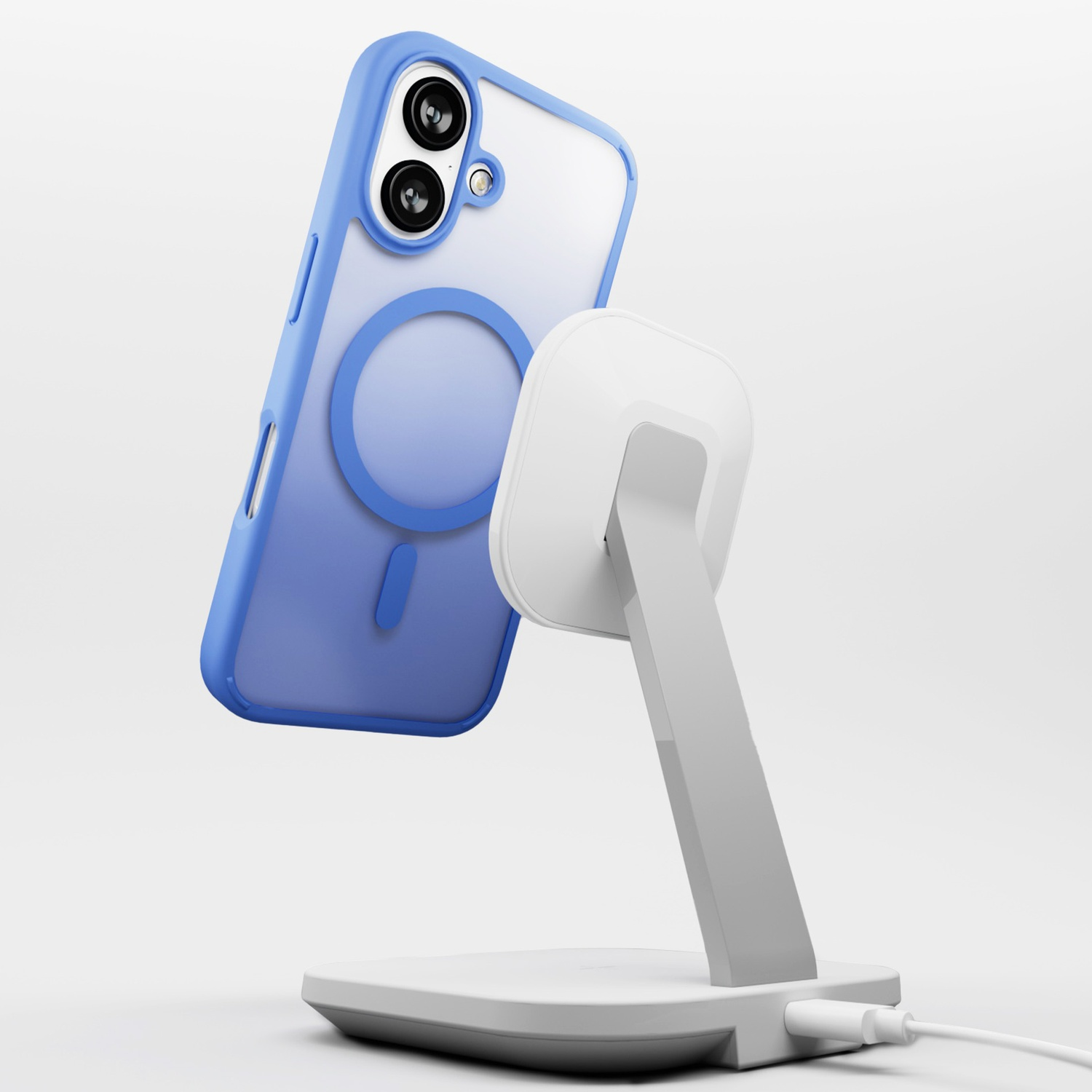 Custodia blu con telefono bianco su supporto di ricarica bianco. Sfondo bianco. Cavo USB collegato.