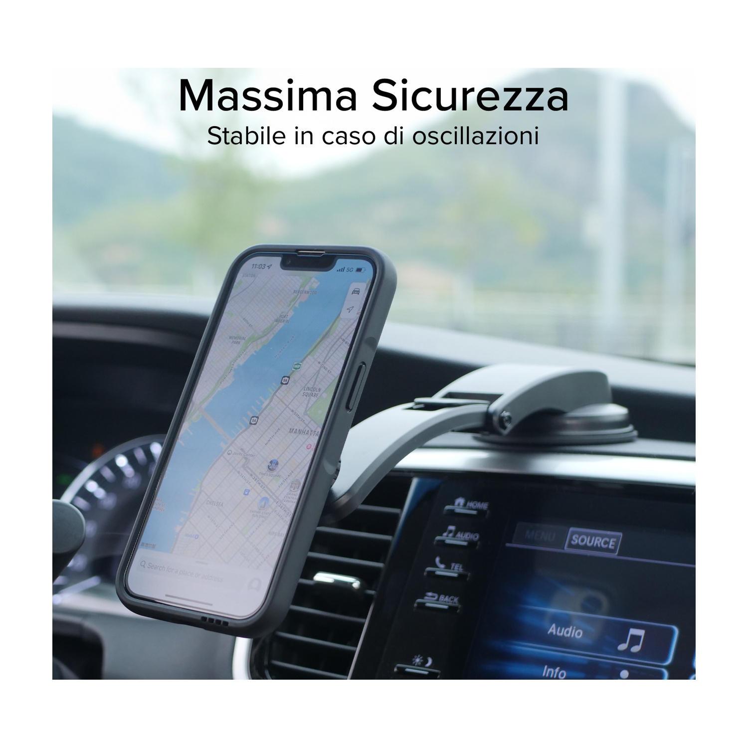 Un telefono con mappa è montato in auto. Sono visibili pulsanti del cruscotto e sfondo panoramico.