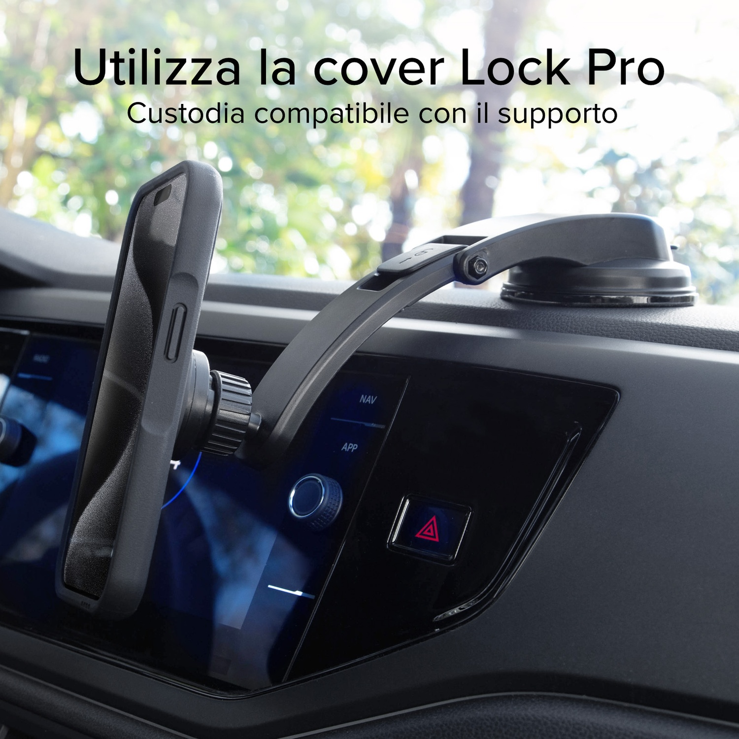 Un telefono con custodia nera è montato su cruscotto auto. Il supporto è nero con ventosa.