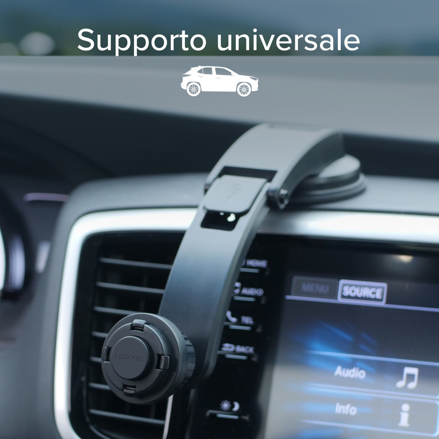 Supporto nero per telefono da auto attaccato al cruscotto. Lo schermo mostra le opzioni audio. Sopra, il testo recita 'Supporto Universale'.