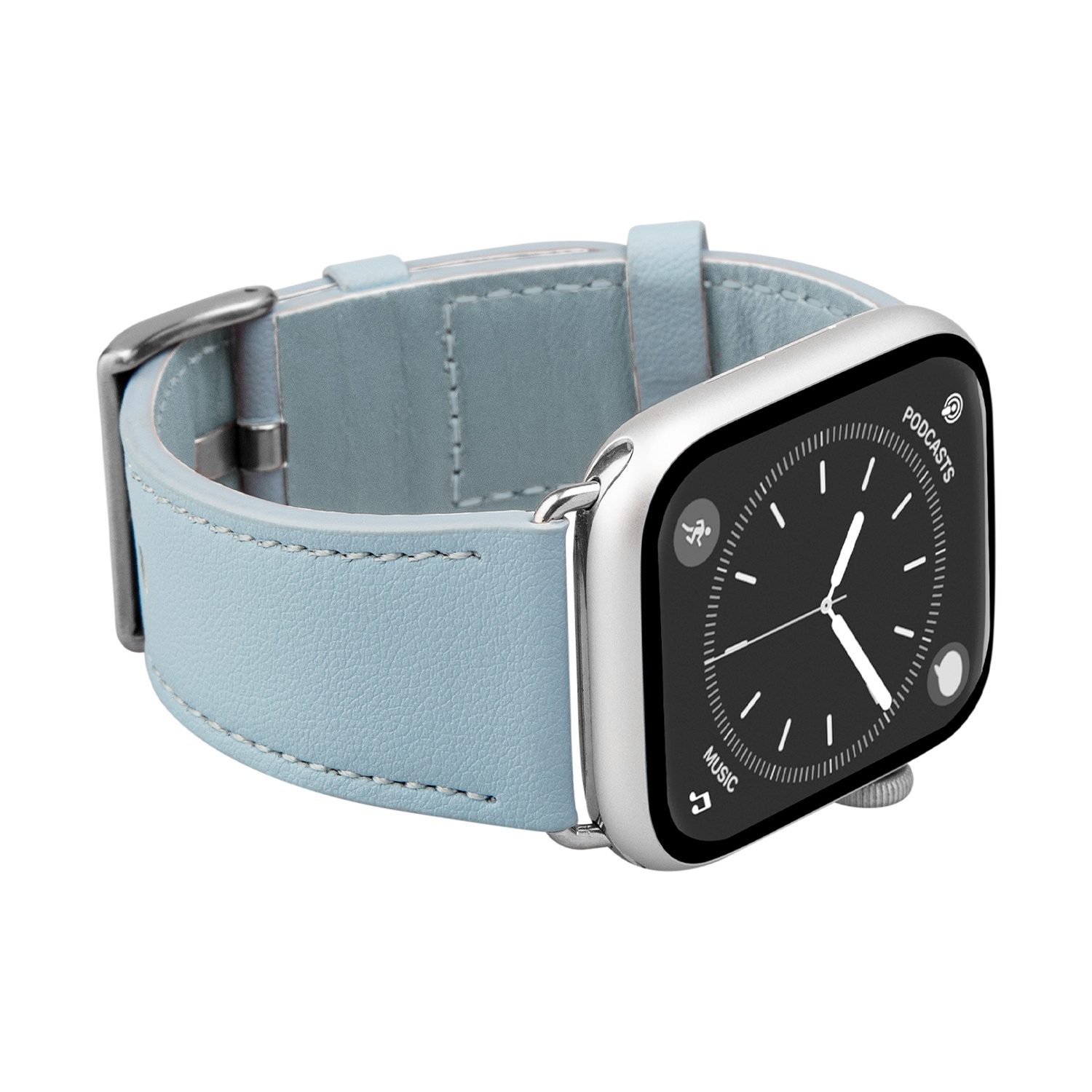 Apple Watch argentato con cinturino in pelle azzurro, schermo nero che mostra ora e app. Isolato su bianco.