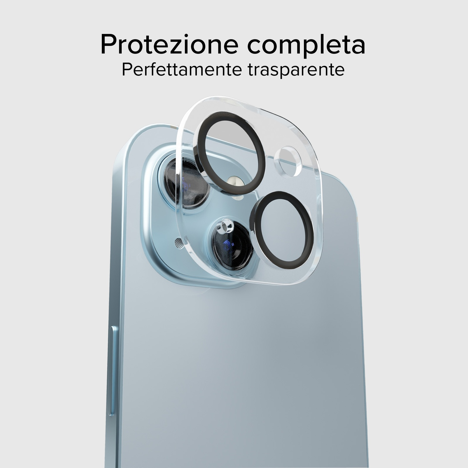 Un telefono azzurro con protezione lente trasparente, anelli neri attorno alle lenti della fotocamera. Testo: 'Protezione completa'.