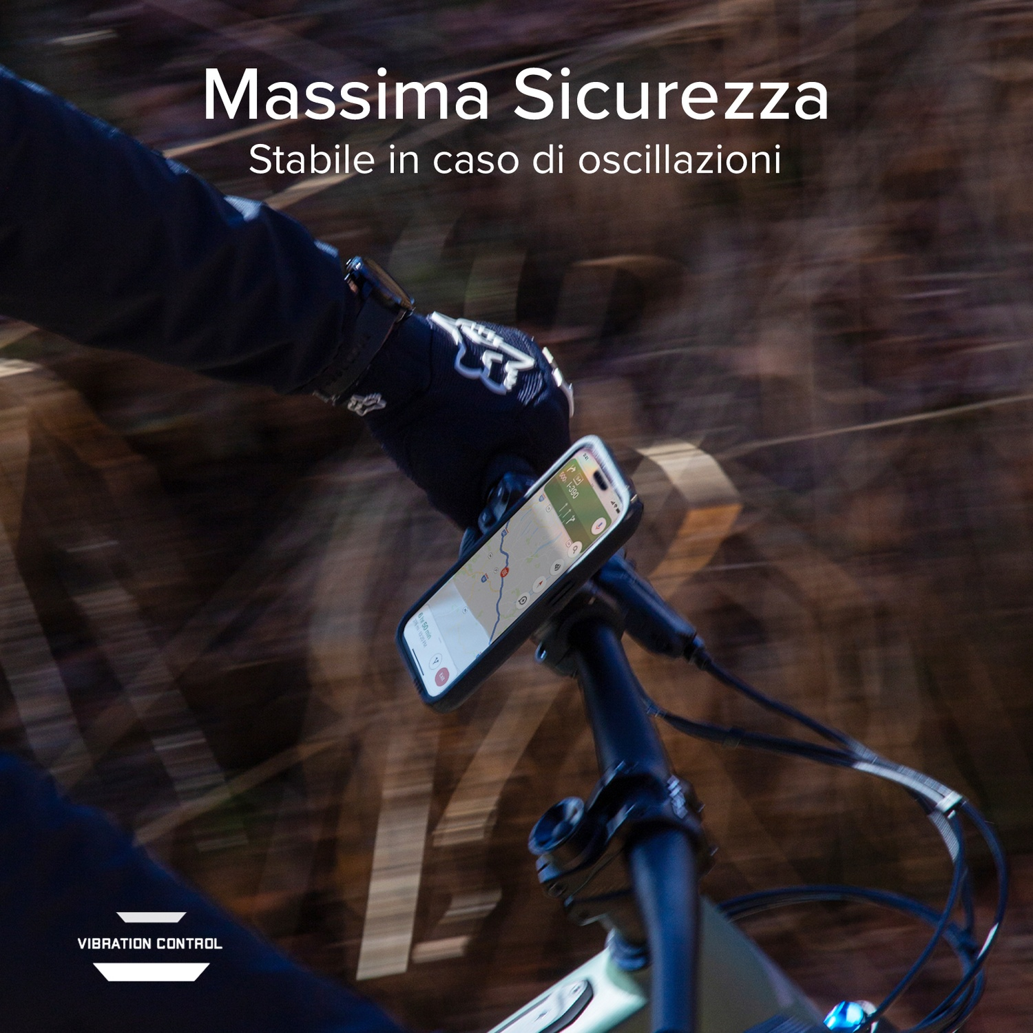 Una persona in bici tiene un telefono che mostra una mappa. Il testo dice "Massima Sicurezza". Viene menzionato il controllo delle vibrazioni.