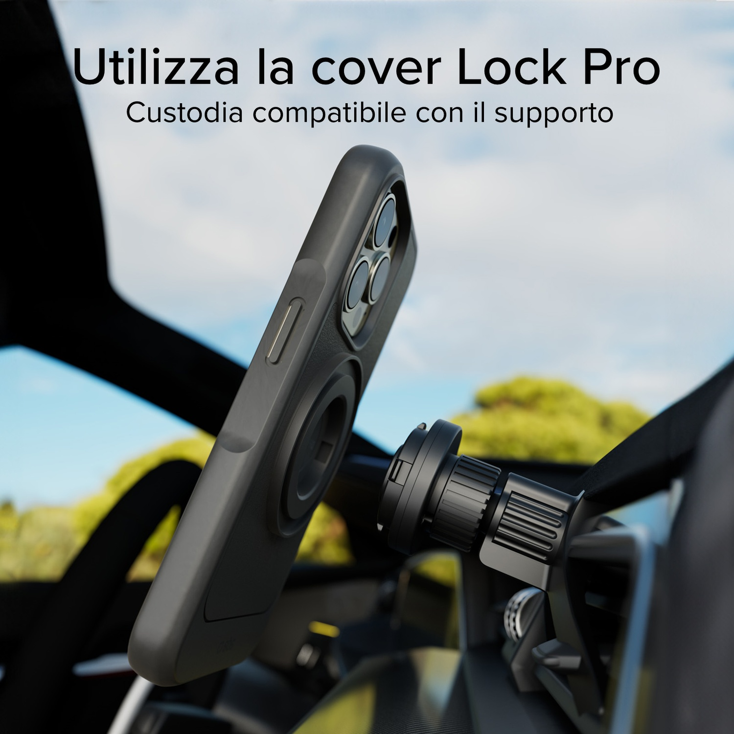Custodia nera per telefono fissata a un supporto per auto. Il cielo è visibile sullo sfondo. Il testo dice 'Utilizza la cover Lock Pro'.