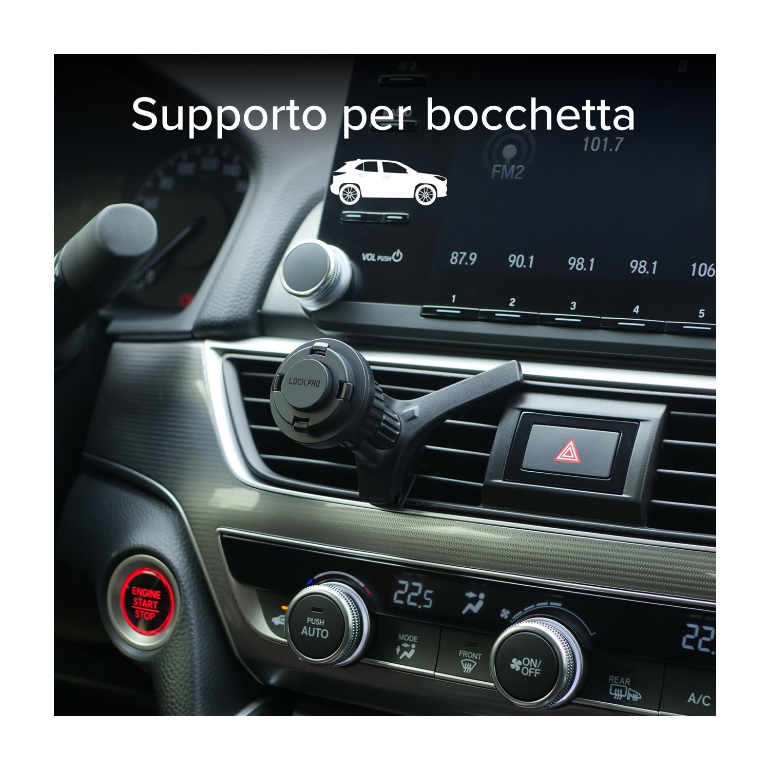 Interni auto con supporto per telefono sul cruscotto. Pulsante start rosso e climatizzatore visibili. Radio mostra icona auto.